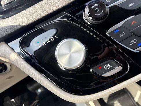 Used 2024 Chrysler Pacifica Touring-L FWD image 29