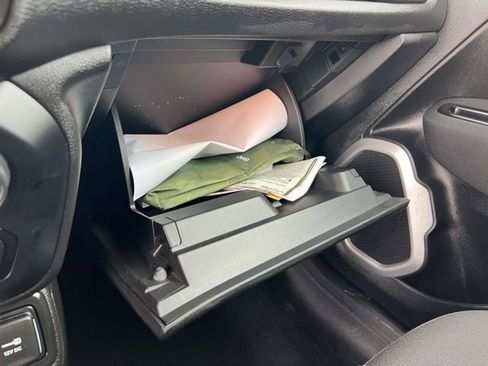 Certified 2021 Jeep Renegade Latitude w/ Convenience Group image 32