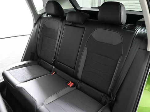 Certified 2025 Volkswagen Taos SE AWD/4WD image 12