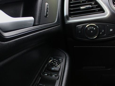 Used 2020 Ford Edge SE image 16