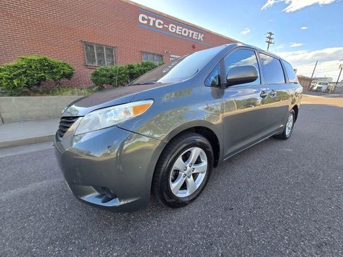 Used 2011 Toyota Sienna LE w/ Towing Pkg FWD image 2