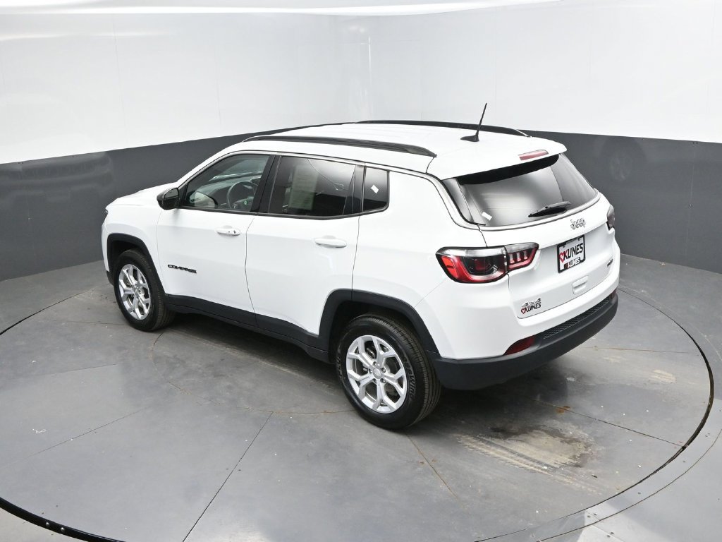 Used 2024 Jeep Compass Latitude AWD/4WD image 28