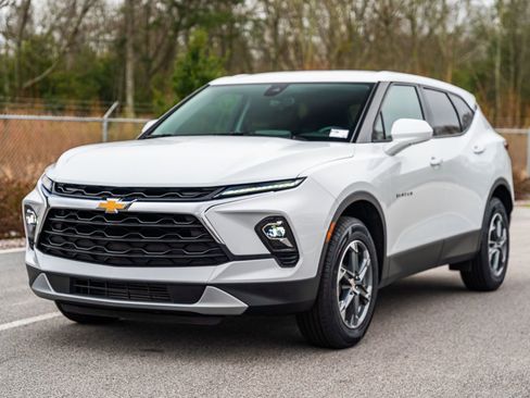 Used 2025 Chevrolet Blazer LT image 3