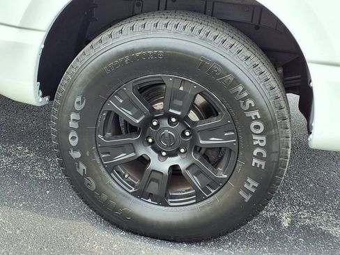 Used 2018 Nissan Titan SV image 11