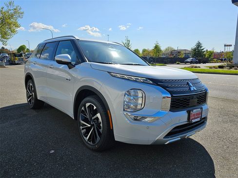 New 2025 Mitsubishi Outlander SEL image 2