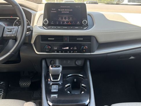 Used 2025 Nissan Rogue SV FWD image 17