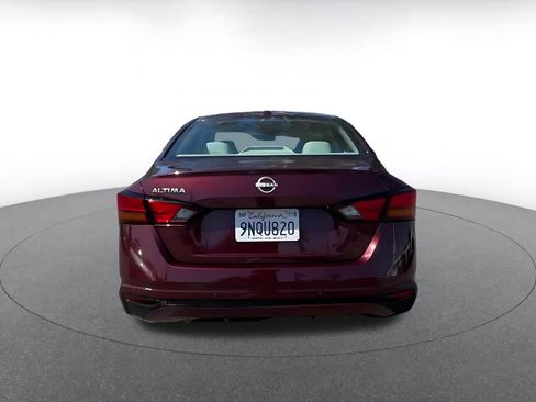 Used 2025 Nissan Altima 2.5 SV FWD image 12