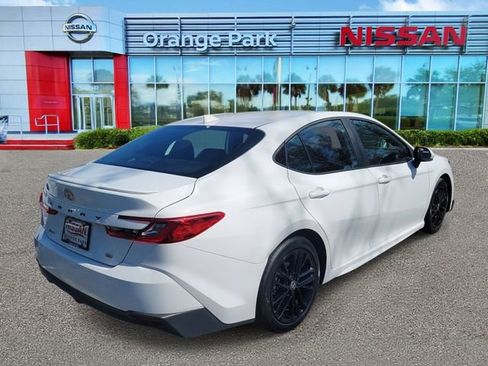 Used 2025 Toyota Camry SE w/ Convenience Package image 2