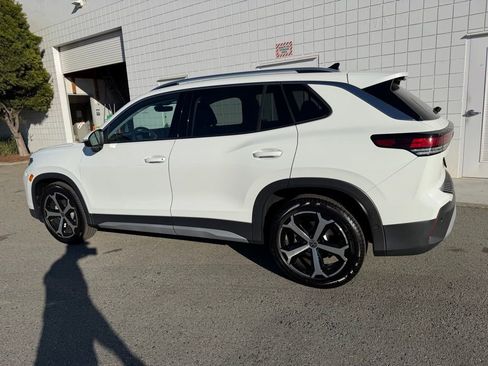 New 2026 Volkswagen Tiguan SE FWD image 3