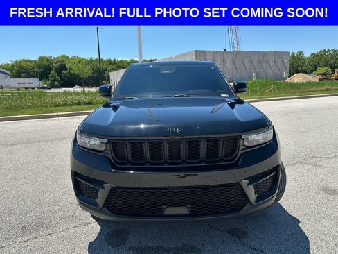 Used 2024 Jeep Grand Cherokee Altitude AWD/4WD image 9