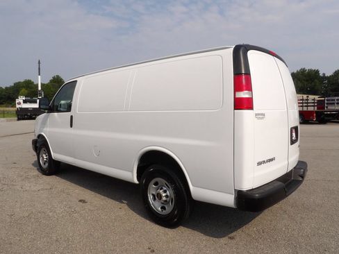 Used 2022 GMC Savana 2500 RWD image 4