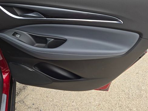 Used 2024 Buick Enclave Premium image 8