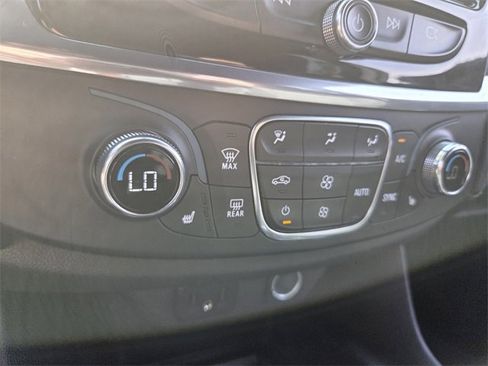 Used 2023 Chevrolet Traverse LT image 28