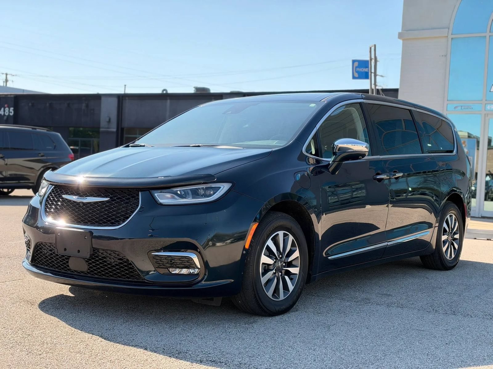 Used 2022 Chrysler Pacifica Limited FWD image 3