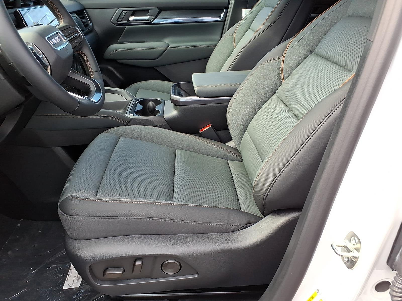 New 2027 GMC Terrain AT4 w/ Convenience Package III AWD/4WD image 14