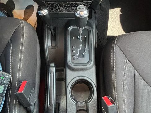 Used 2015 Jeep Wrangler Unlimited Sahara w/ Connectivity Group AWD/4WD image 12