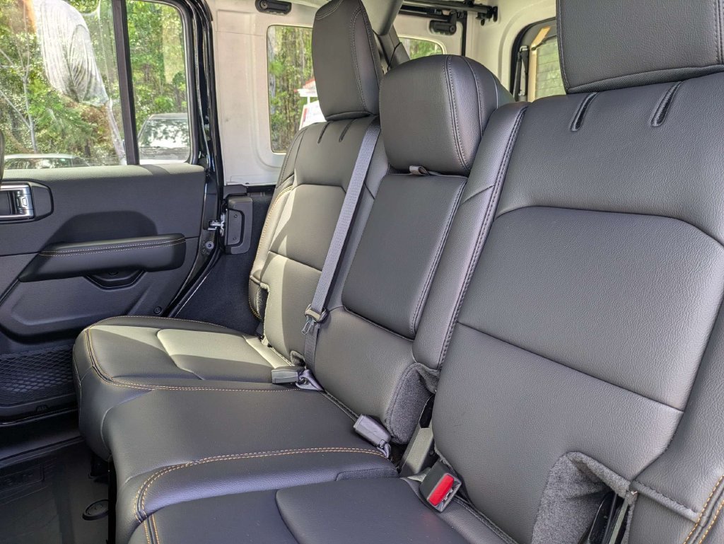 Used 2026 Jeep Wrangler Unlimited Sahara AWD/4WD image 14