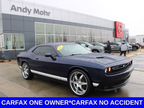 Used 2017 Dodge Challenger SXT image 1