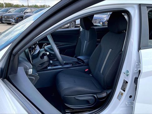 Certified 2025 Hyundai Elantra SE image 7