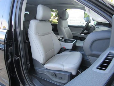 Used 2025 Ford Expedition Active image 24