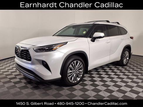 Used 2023 Toyota Highlander Platinum FWD image 1