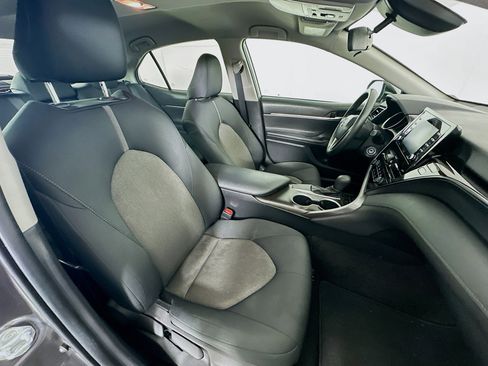 Used 2021 Toyota Camry LE image 28