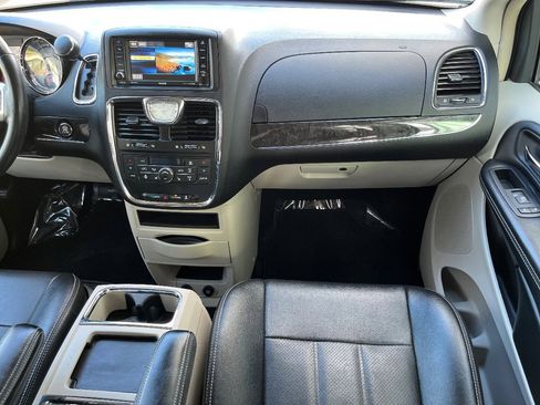 Used 2016 Chrysler Town & Country Touring-L image 23