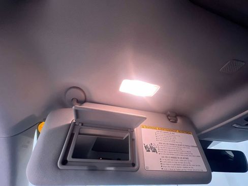 Used 2020 Toyota Highlander XLE image 32