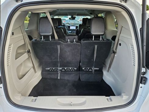 Used 2024 Chrysler Pacifica Touring-L image 11