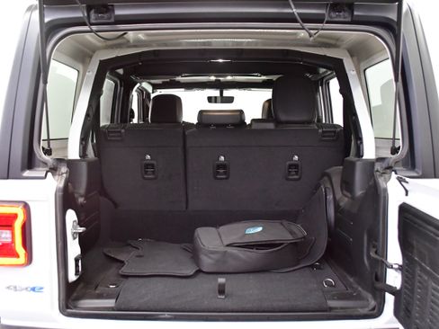 Used 2022 Jeep Wrangler Unlimited Sahara w/ Cold Weather Group image 8