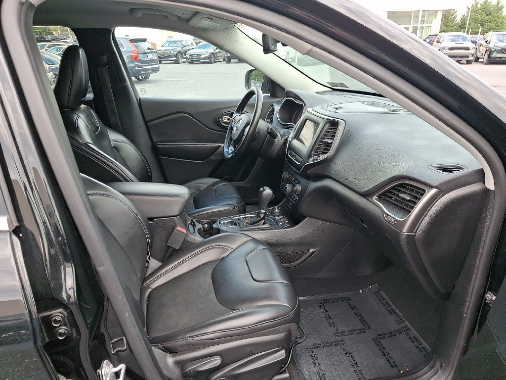 Used 2019 Jeep Cherokee Latitude Plus w/ Comfort/Convenience Group AWD/4WD image 18