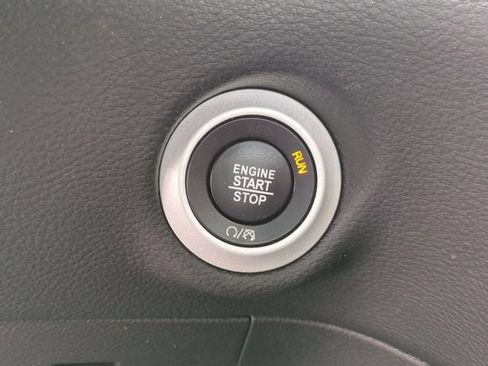 Used 2020 Chrysler Pacifica Limited w/ Tire & Wheel Group FWD image 21