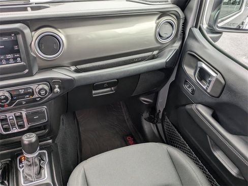 Used 2018 Jeep Wrangler Unlimited Sahara image 17