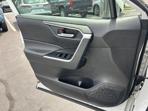 Used 2025 Toyota RAV4 XLE FWD image 31