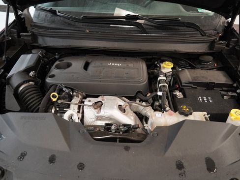 Used 2019 Jeep Cherokee Limited image 18