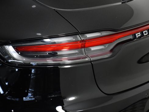 Used 2020 Porsche Macan Turbo image 33