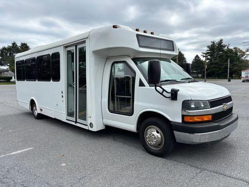 Used 2015 Chevrolet Express 4500 w/ Shuttle Bus Package image 4
