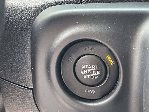 Used 2022 Jeep Gladiator Overland w/ Cold Weather Group AWD/4WD image 15