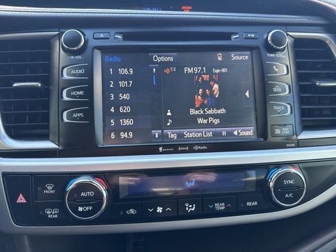 Used 2019 Toyota Highlander XLE image 16