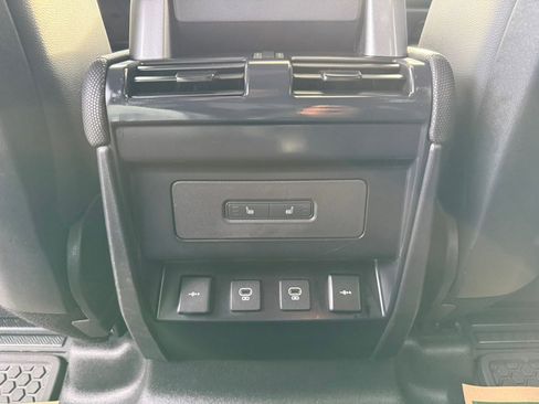 Used 2022 Land Rover Defender 110 X-Dynamic SE image 23