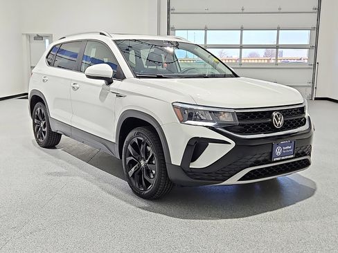 Used 2023 Volkswagen Taos SE w/ Panoramic Sunroof Package image 4