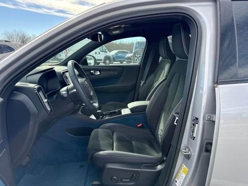 Used 2023 Volvo XC40 Recharge Ultimate image 5