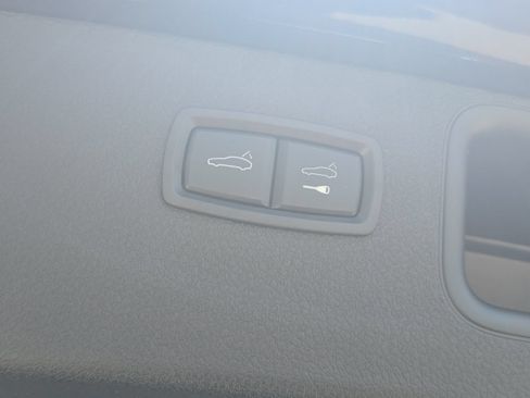 Certified 2025 Porsche Macan AWD/4WD image 23