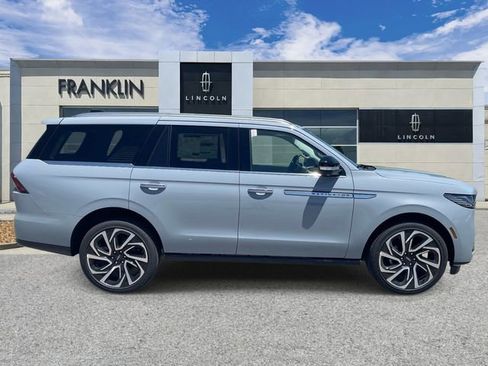 New 2026 Lincoln Navigator Reserve AWD/4WD image 8