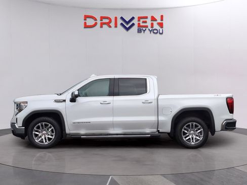 Used 2022 GMC Sierra 1500 SLT w/ SLT Convenience Package image 2