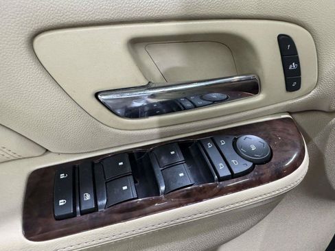 Used 2012 Cadillac Escalade Luxury AWD/4WD image 25