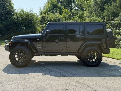 Used 2017 Jeep Wrangler Unlimited Sahara AWD/4WD image 3