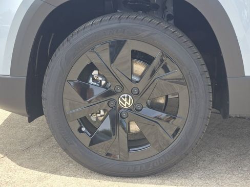 New 2026 Volkswagen Taos SE FWD image 10
