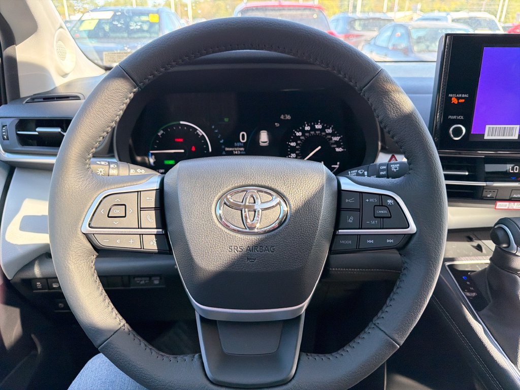Used 2026 Toyota Sienna XLE FWD image 12