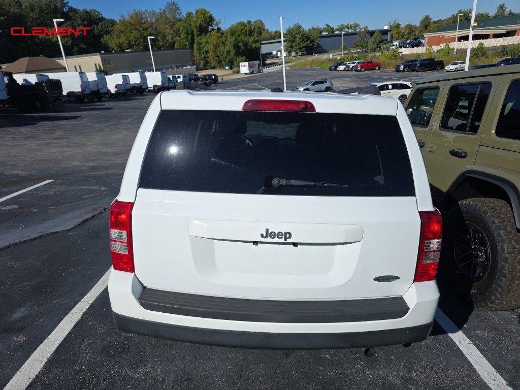 Used 2016 Jeep Patriot Latitude FWD image 3